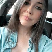 Maestra di scuola primaria specializzata sulle difficoltà di apprendimento, è disponibile per lezioni di inglese e aiutocompiti